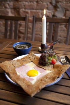 Ein "Galette complète" mit Schinken, Käse und Spiegelei