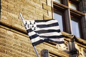 Die Flagge der Bretagne flattert stolz im Wind