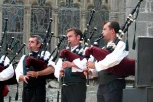 Musik aus der Bretagne wurzelt im Erbe der keltischen Kultur. Hier spielen die Musiker den bretonischen Dudelsack "biniou".