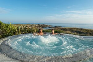 France, Morbihan (56), Quiberon, jacuzzi du Sofitel Quiberon Thalassa Sea and Spa // France, Morbihan, Quiberon, jacuzzi of Sofitel Quiberon Thalassa Sea and Spa